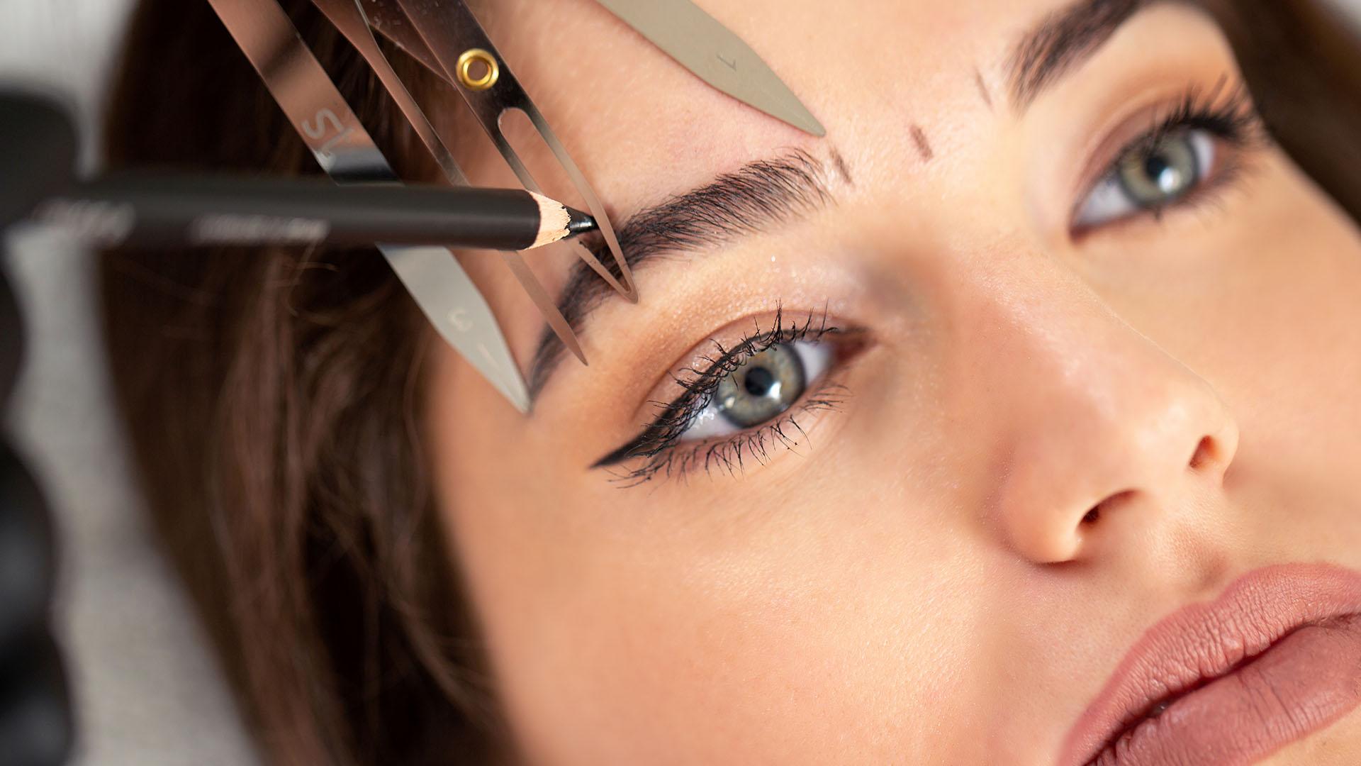 Frau bekommt ihre Wimpern gestylt